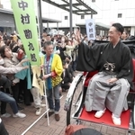 ファンからの声援に応える中村勘九郎さんら＝３０日午前、姫路市内（撮影・辰巳直之）