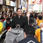 ファンからの声援に応える中村勘九郎さんら＝３０日午前、姫路市内（撮影・辰巳直之）