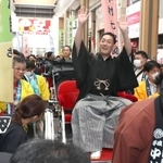 ファンからの声援に応える中村勘九郎さんら＝３０日午前、姫路市内（撮影・辰巳直之）