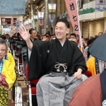 ファンからの声援に応える中村勘九郎さんら＝３０日午前、姫路市内（撮影・辰巳直之）