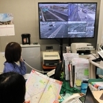 姫路・加古川バイパスを中心に、定点カメラの映像も参考に渋滞情報を整理するジャティック神戸センターのオペレーター＝兵庫県警本部