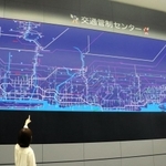 ジャティックの放送室から見えるようになっている兵庫県警の「交通管制センター」の大型モニター＝兵庫県警本部