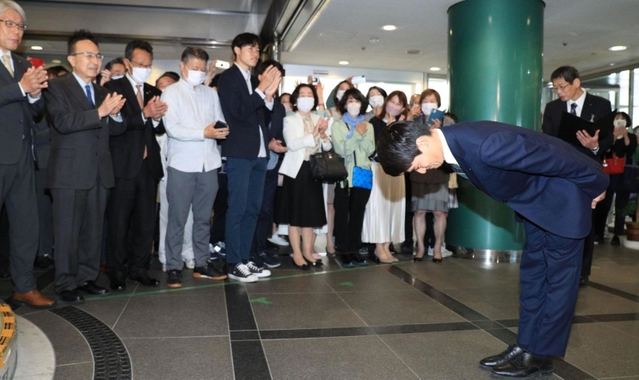 初登庁し、職員や支援者らに拍手で迎えられる高島崚輔芦屋市長＝１日午前、芦屋市精道町（撮影・吉田敦史）