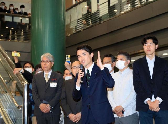 初登庁し、職員や支援者らの前であいさつする高島崚輔氏＝１日午前、芦屋市精道町（撮影・吉田敦史）