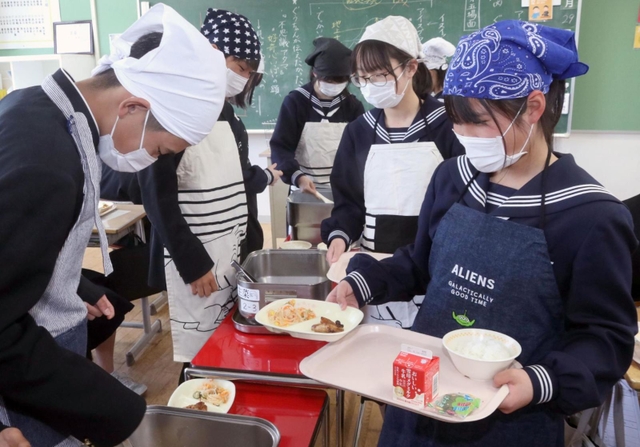 給食を配膳する生徒＝兵庫県上郡町山野里