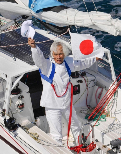 ヨットで世界最高齢となる単独無寄港の太平洋横断に成功し、帽子を振る海洋冒険家の堀江謙一さん＝２０２２年６月４日午後、大阪湾