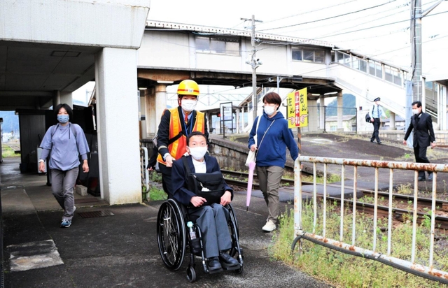 ホームの端の坂道を下って線路を通り、バス乗り場へ向かう南圭祐さん＝ＪＲ和田山駅