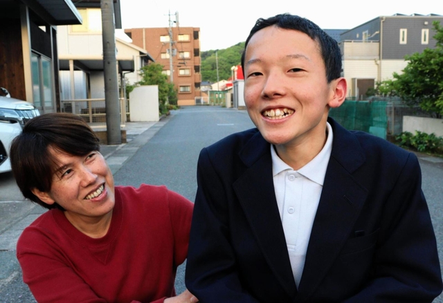 南圭祐さん（右）と母久美さん＝豊岡市