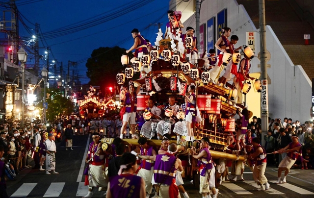 大勢の見物客の中を勇壮に進むだんじり＝３日夜、神戸市東灘区御影中町３（撮影・中西幸大）