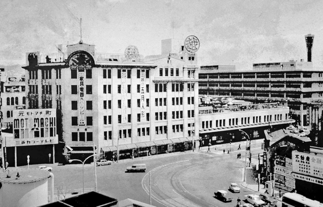 三越神戸支店。商店街アーチの向こうに松尾ビルが一部見える（１９６９年撮影）