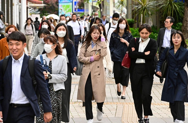 大型連休明けのオフィス街ではマスクを着けずに通勤する人の姿も見られた＝８日午前、神戸市中央区加納町５（撮影・斎藤雅志）
