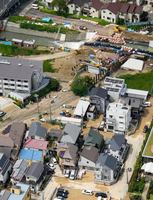 阪神間などで激しい雨、鉄道や道路に影響 伊丹では河川氾濫、車