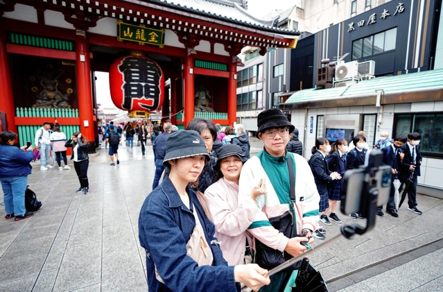 東京・浅草を訪れた外国人観光客ら＝８日午前