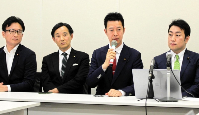 立憲民主党の泉健太代表への提言書について記者会見する井坂信彦衆院議員（左から３人目）ら＝東京都千代田区
