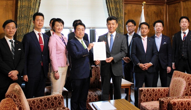 立憲民主党の泉健太代表（中央右）に提言書を手渡す衆院議員の有志ら＝東京都千代田区