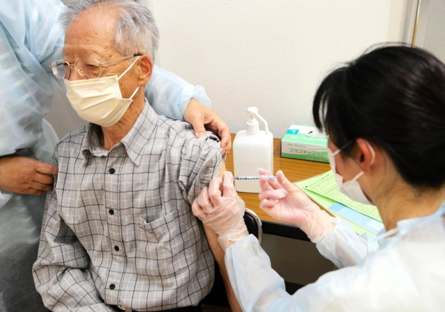 ワクチン接種。５類移行しても、感染を心配する声は多い＝８日午後、加古川市平岡町新在家