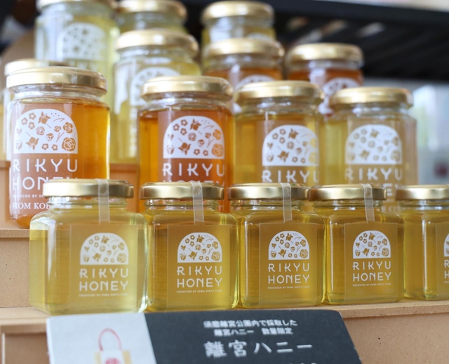 園内で採取された蜂蜜「離宮ハニー」。店内で販売している＝神戸市須磨区東須磨１、市立須磨離宮公園内レストラン「ガーデンパタジェ」