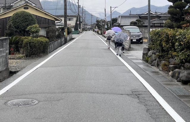 道路区画線を引き直した後の県道門柳大門線＝西脇市黒田庄町岡（兵庫県提供、２０２３年１月２３日撮影）