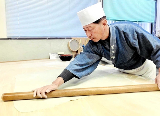 十割そばの技を継ぐ本田忠寛さん＝豊岡市但東町赤花