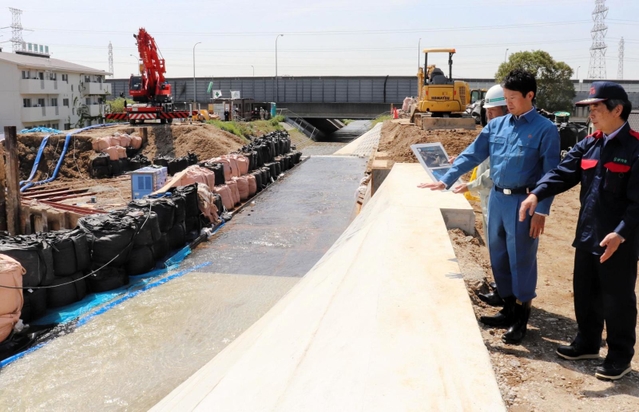 堤防の決壊状況などを確認する（右から）藤原保幸伊丹市長、斎藤元彦知事ら＝同市荒牧
