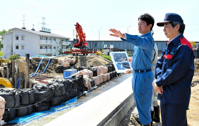 堤防の決壊状況などを確認する（右から）藤原保幸伊丹市長、斎藤元彦知事ら＝同市荒牧
