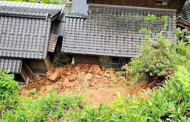 山腹が崩れ、民家に押し寄せた岩石＝８日、豊岡市出石町片間（豊岡市提供）