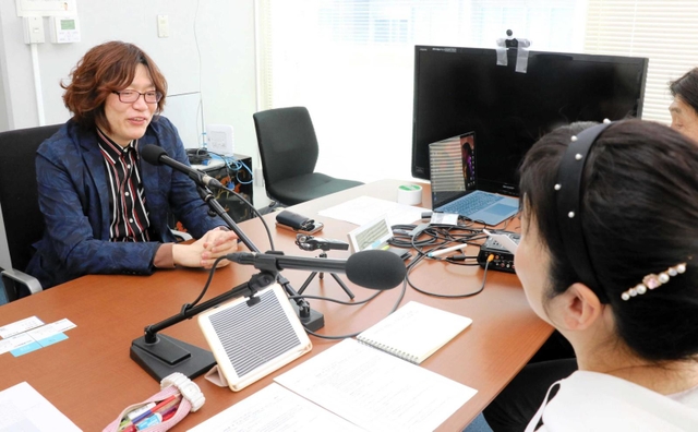 番組収録でコンピューターを使った電飾衣装やスポーツ支援などについて語る寺田努教授＝神戸市灘区六甲台町、神戸大六甲台第２キャンパス