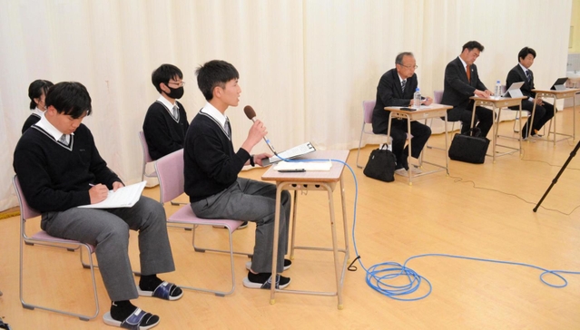 立候補予定者に質問する北条高校生＝加西市段下町
