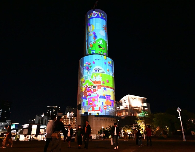 神戸ポートタワーを囲むシートに投影されたプロジェクションマッピング＝神戸市中央区波止場町