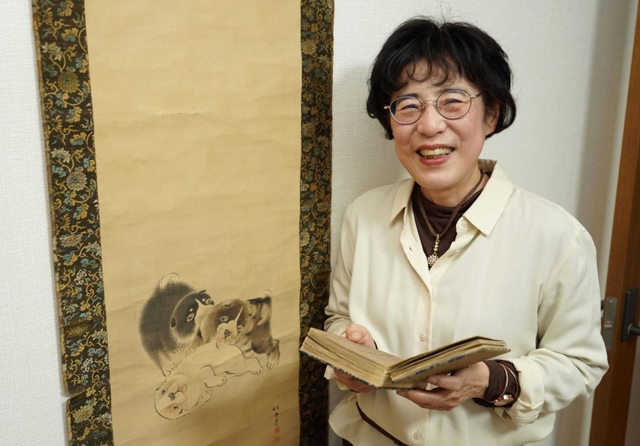 加島屋の名を広めようと奔走する西野久子さん。自宅には先祖代々の名前などが記された「過去帳」が残る＝芦屋市内