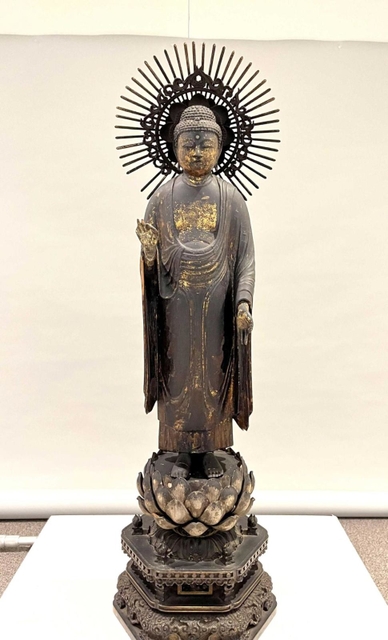 広岡家に伝わる平安後期の阿弥陀如来像。阪神・淡路大震災で損傷し、現在修復が進められている（西野久子さん提供）