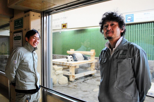 タンタンに長年寄り添う飼育員の梅元良次さん（左）と吉田憲一さん＝神戸市灘区王子町３