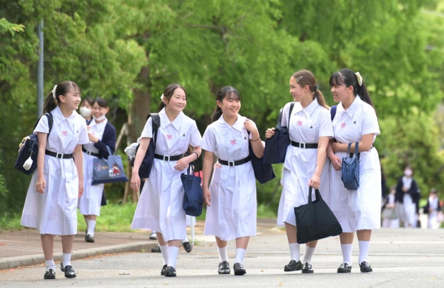 新緑の通学路、真っ白な夏服で 伝統の制服、夏本番向け衣替え 松蔭中 ...