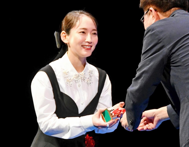 トロフィーを受け取る吉岡里帆さん＝東京都千代田区、東京国際フォーラム