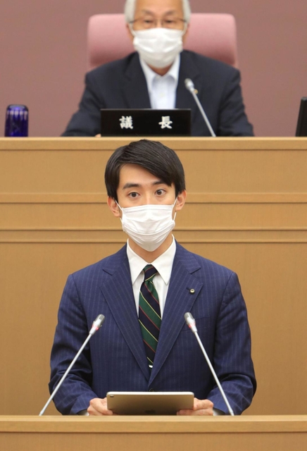 開会のあいさつをする高島崚輔市長＝１８日午前、芦屋市精道町の市議会議場（撮影・吉田敦史）