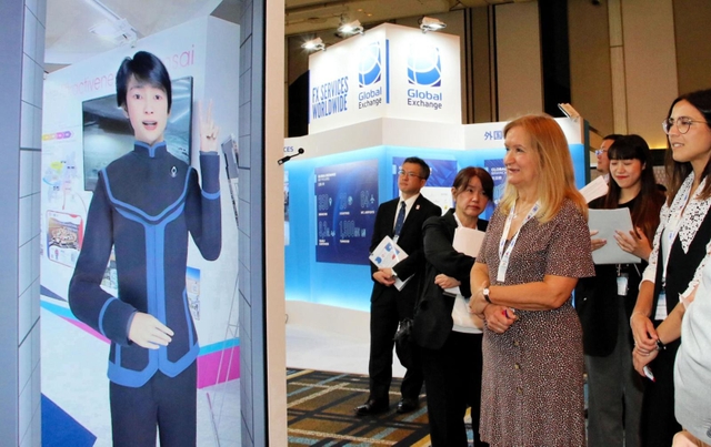 パソナグループのアバターは、18日まで神戸市で開かれた「国際空港評議会（ＡＣＩ）」のアジア太平洋地域総会の場でも活躍。淡路島から操作した＝17日、神戸市中央区港島中町６、神戸ポートピアホテル（撮影・大島光貴）