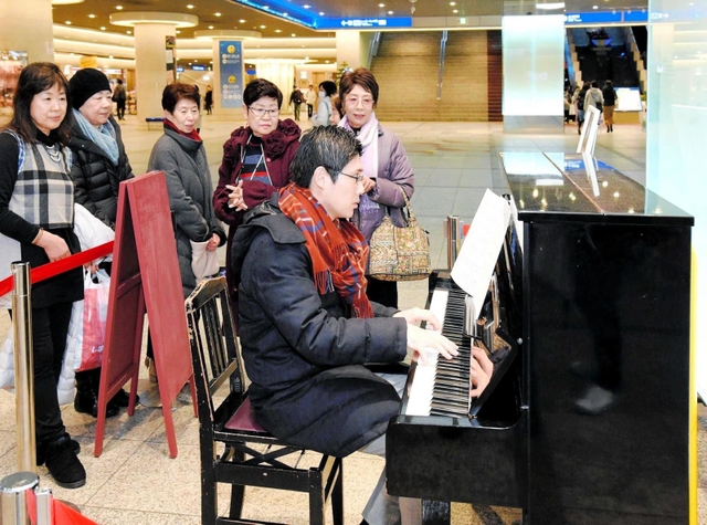 ＪＲ神戸駅前の地下街「デュオこうべ」に常設されているストリートピアノ＝２０１９年１月、神戸市中央区東川崎町１