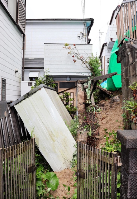 空き家に流出した土砂＝１９日午後２時５２分、神戸市垂水区塩屋町