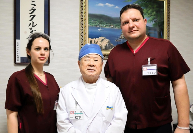 伊丹市の医療法人星晶会で働くウクライナ人医師のアキモフ・アルテムさん（右）、シュベロヴァ・オレシアさん（左）。中央は松本昭英理事長＝伊丹市荒牧６