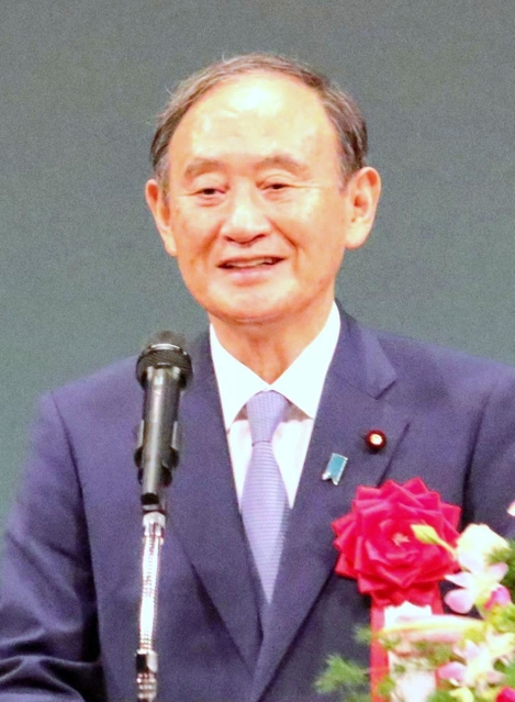 古民家など歴史的資産の活用について語る菅義偉前首相＝丹波篠山市北新町