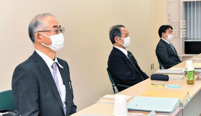 記録保存の在り方を検証している最高裁有識者委員会の第１５回目の会合に出席した委員ら＝２３日午前、東京都千代田区、最高裁