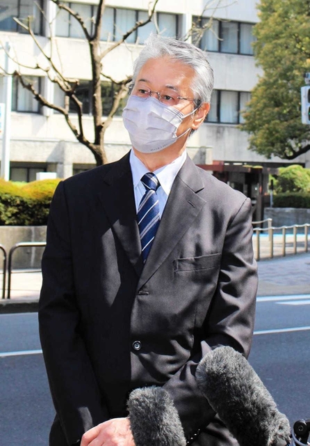 最高裁での意見陳述後、報道関係者の取材に応じる中江美則さん＝３月１６日、東京都千代田区