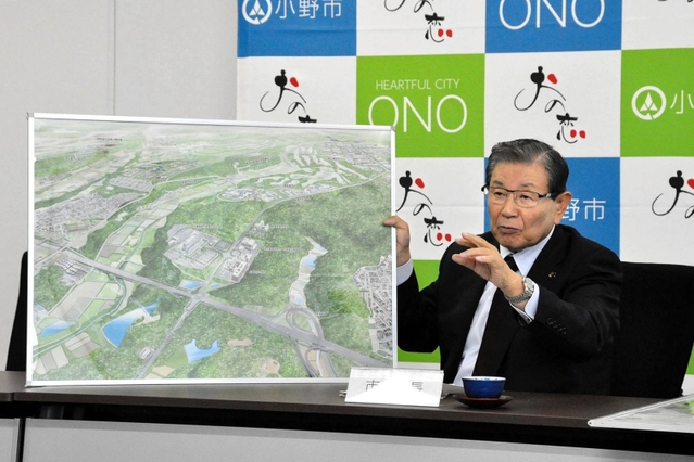 記者懇談会で県庁機能移転の提案について説明する蓬萊務小野市長＝同市役所