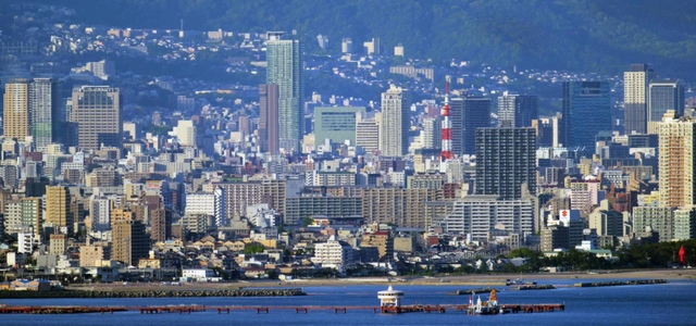 青空の下、淡路島からもくっきり見える神戸のビル群。手前が須磨、中央奥が三宮＝２４日午後、淡路市楠本から（撮影・風斗雅博）