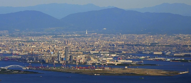 空が澄み、神戸市内からも関西万博会場予定地の大阪・夢洲（手前）や大阪の市街地、金剛山、奈良の山並みなどが一望できた＝２４日午後、神戸市灘区の六甲山から（撮影・中西幸大）