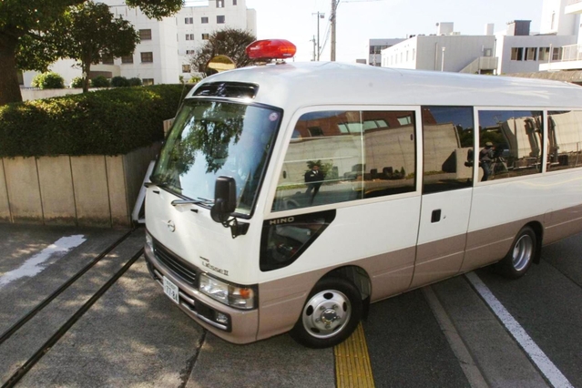 姫路ホームレス放火殺人事件で、少年を乗せて裁判所に入る車＝２００７年１０月１７日、姫路市北条１、神戸地裁姫路支部