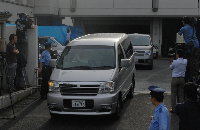 宝塚署から少女らを移送する車＝２０１０年７月９日午後５時３６分、宝塚市旭町１