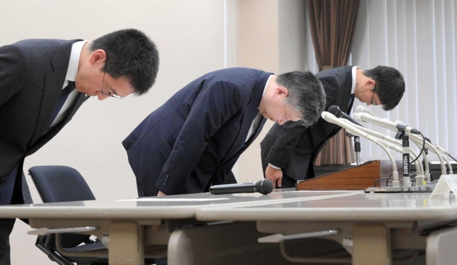事件記録廃棄問題で調査報告書を公表し、最高裁の責任を認めて謝罪する小野寺真也総務局長（中央）ら＝２５日午後、東京都千代田区、最高裁（撮影・風斗雅博）