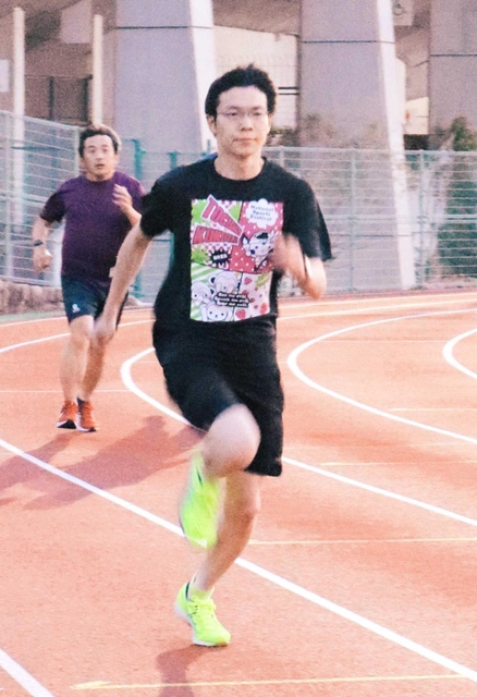 トラックを走り込む近藤友介さん＝神戸市須磨区緑台、神戸総合運動公園