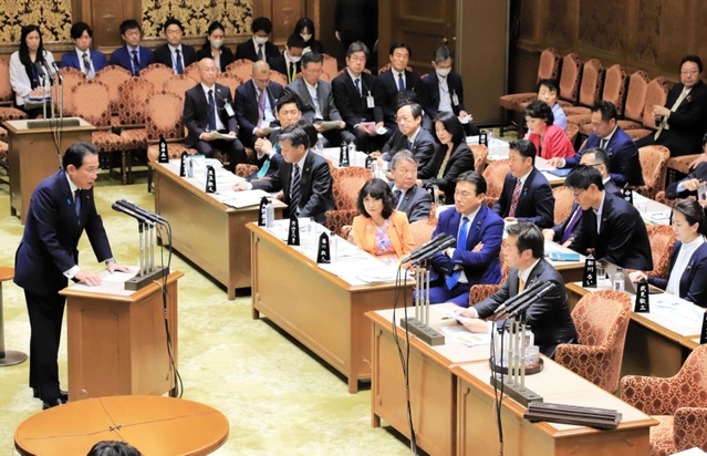 自民党の加田裕之議員（右手前）の質問に答弁する岸田文雄首相＝２６日午後、国会